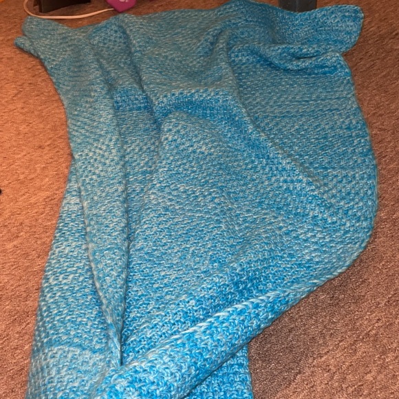 Blue Crochet Style Mermaid Blanket 🧜‍♀️ - Picture 3 of 3